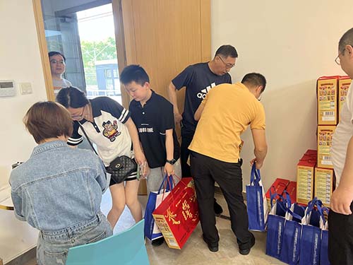 六一—發放禮品.jpg 童心筑夢 回歸純真 | 創力集團開展“六一”親子活動(圖11)