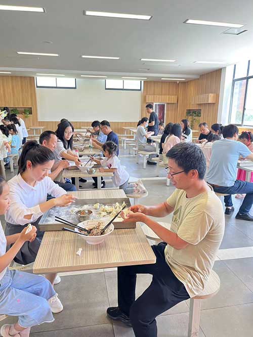 包餃子.jpg 童心筑夢 回歸純真 | 創力集團開展“六一”親子活動(圖7)