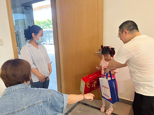 六一—發放禮品-(2).jpg 童心筑夢 回歸純真 | 創力集團開展“六一”親子活動(圖10)