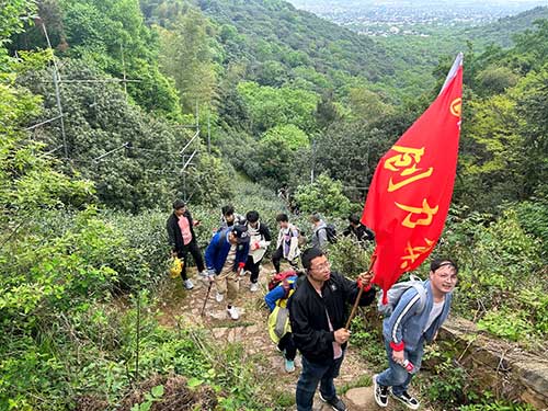 【登山望湖 走進(jìn)春天】上海創(chuàng)力集團(tuán)開展2024年山野徒步活動(dòng)(圖5)