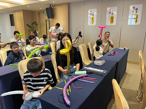 過程2.jpg 【月滿華誕 匠心傳情】創力集團舉辦“團圓慶華誕”親子活動?(圖3)